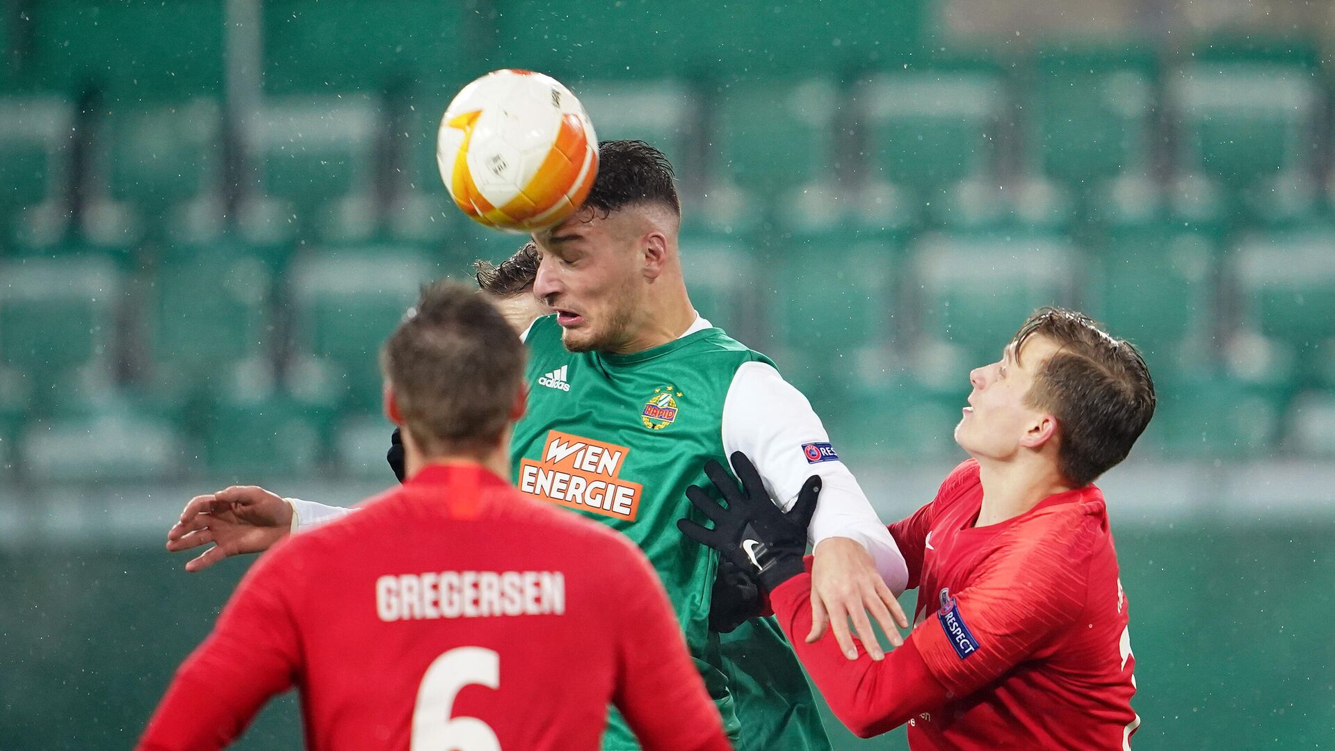 Rapid Wien's Austrian forward Ercan Kara and Molde's Norwegian defender Marcus Holmgren Pedersen vie for the ball during the UEFA Europa League Group B football match between SK Rapid Wien and Molde FK at the Weststadion in Vienna on December 10, 2020. (Photo by GEORG HOCHMUTH / APA / AFP) / AUSTRIA OUT - РИА Новости, 1920, 10.12.2020