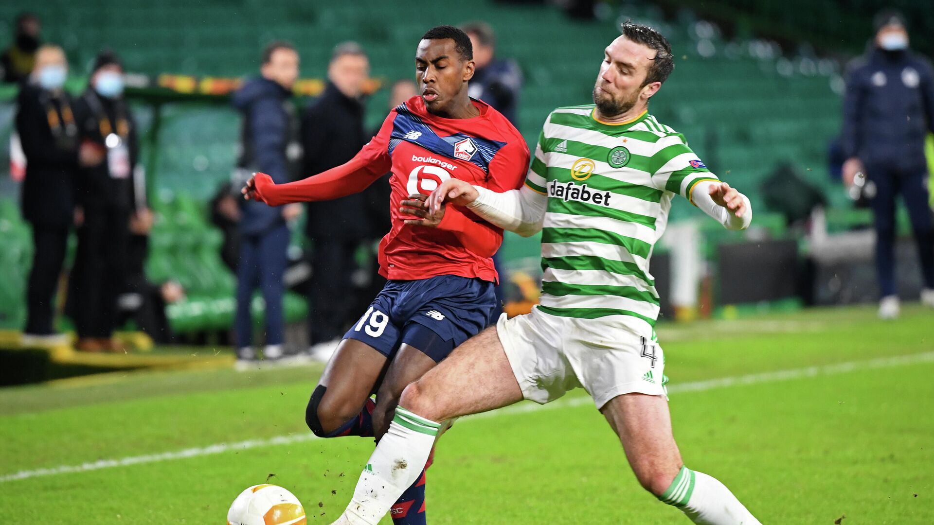 Lille's French forward Isaac Lihadji (L) vies with Celtic's Irish defender Shane Duffy (R) during the UEFA Europa League Group H football match between Celtic and Lille at Celtic Park stadium in Glasgow, Scotland on December 10, 2020. (Photo by ANDY BUCHANAN / POOL / AFP) - РИА Новости, 1920, 11.12.2020