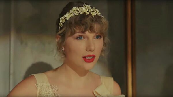 Кадр из клипа Taylor Swift - Willow