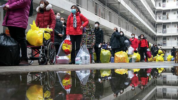 Люди, вылечившиеся от коронавируса, готовятся покинуть реабилитационный центр после 14-дневного карантина для медицинского наблюдения в Ухане