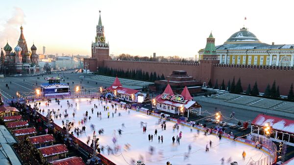 Гости катаются ну ГУМ-катке на Красной площади в Москве