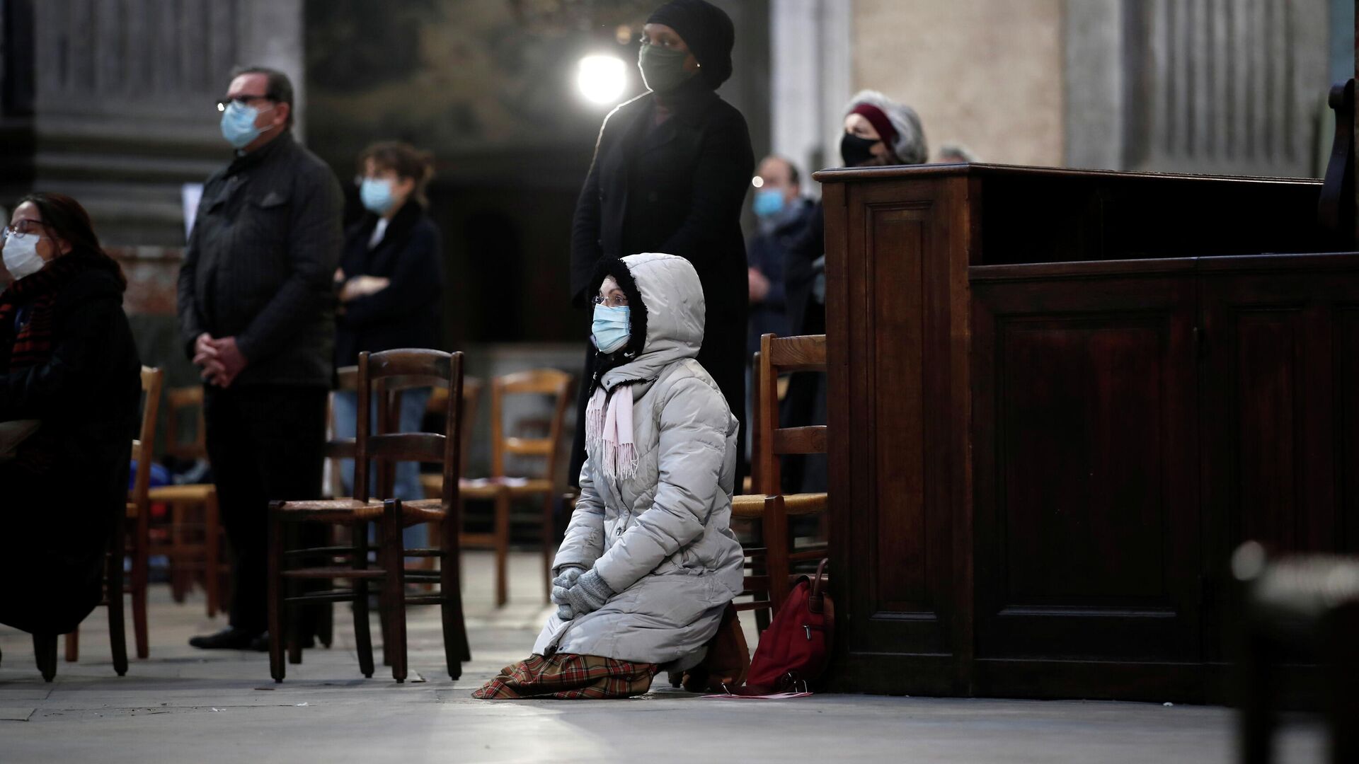 Люди во время воскресной мессы в церкви Сен-Сюльпис в Париже - РИА Новости, 1920, 31.12.2020