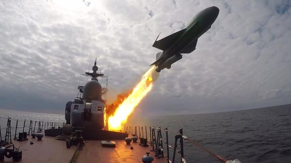 Учебно-боевой пуск баллистической ракеты с борта новейшего корвета Гремящий на испытаниях в Балтийском море