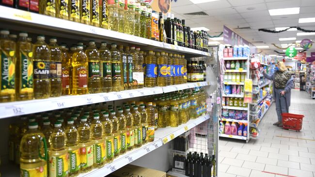 Бутылки с растительным маслом на полке магазина