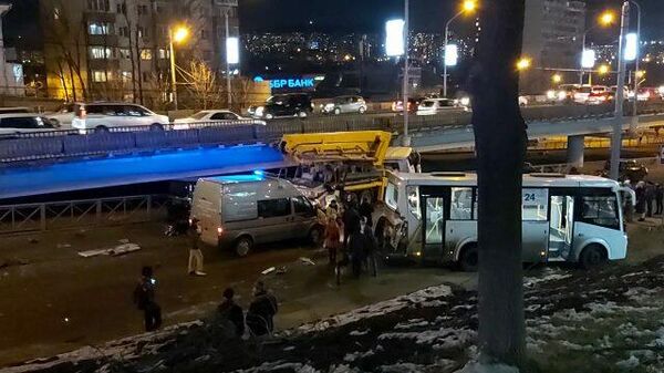 Кадры массового ДТП, в которое попали 16 машин во Владивостоке