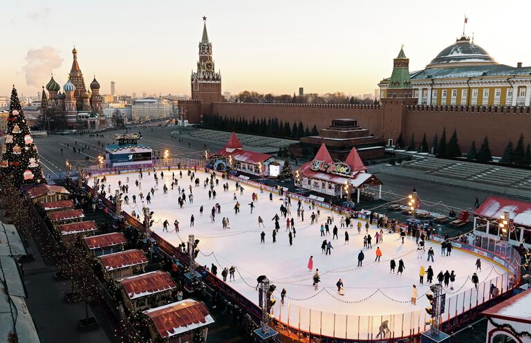 Гости катаются на ГУМ-катке на Красной площади в Москве