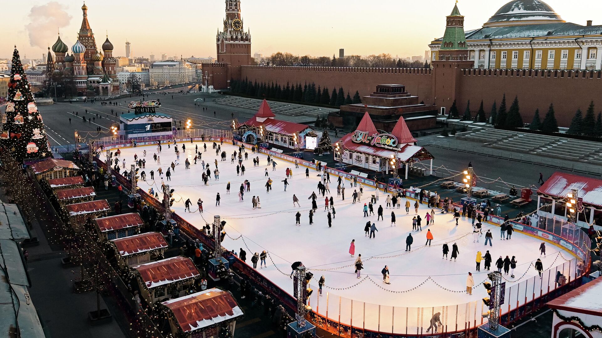 Гости катаются на ГУМ-катке на Красной площади в Москве - РИА Новости, 1920, 14.01.2021