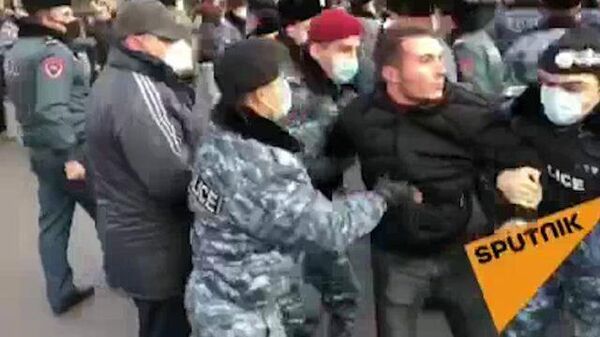 Потасовка между полицией и протестующими в Ереване. Кадры задержаний