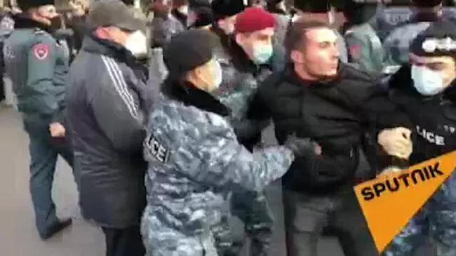 Потасовка между полицией и протестующими в Ереване. Кадры задержаний
