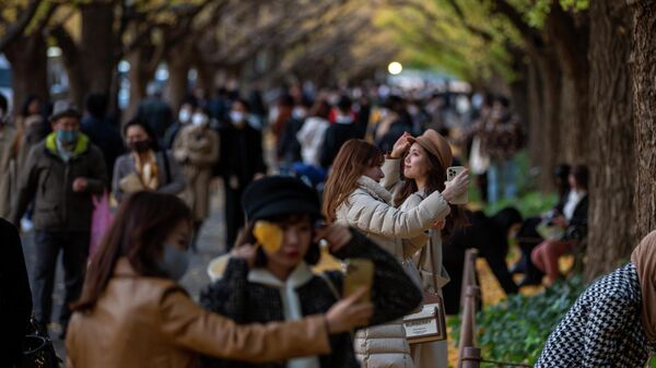 Люди на прогулке в Токио 