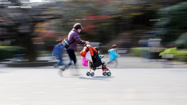 Женщина с детьми в парке в Токио 