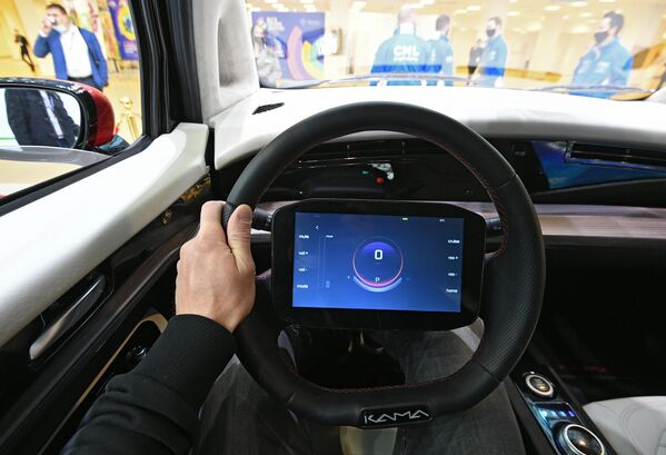 Дисплей бортового компьютера на руле электромобиля Кама-1, представленного на выставке ВУЗПРОМЭКСПО 2020 в Москве