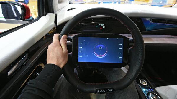 Дисплей бортового компьютера на руле электромобиля Кама-1, представленного на выставке ВУЗПРОМЭКСПО 2020 в Москве