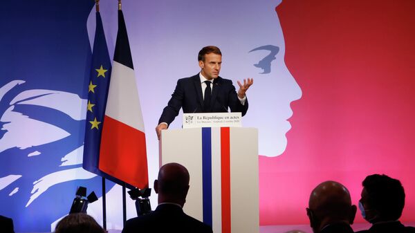 Президент Франции Эммануэль Макрон произносит речь о борьбе с религиозным сепаратизмом в Ле-Мюро, Франция
