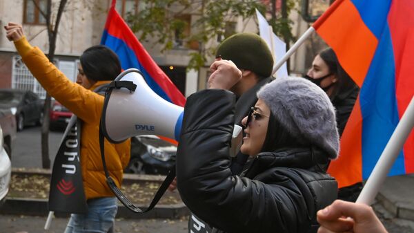 Участники акции протеста оппозиции в Ереване
