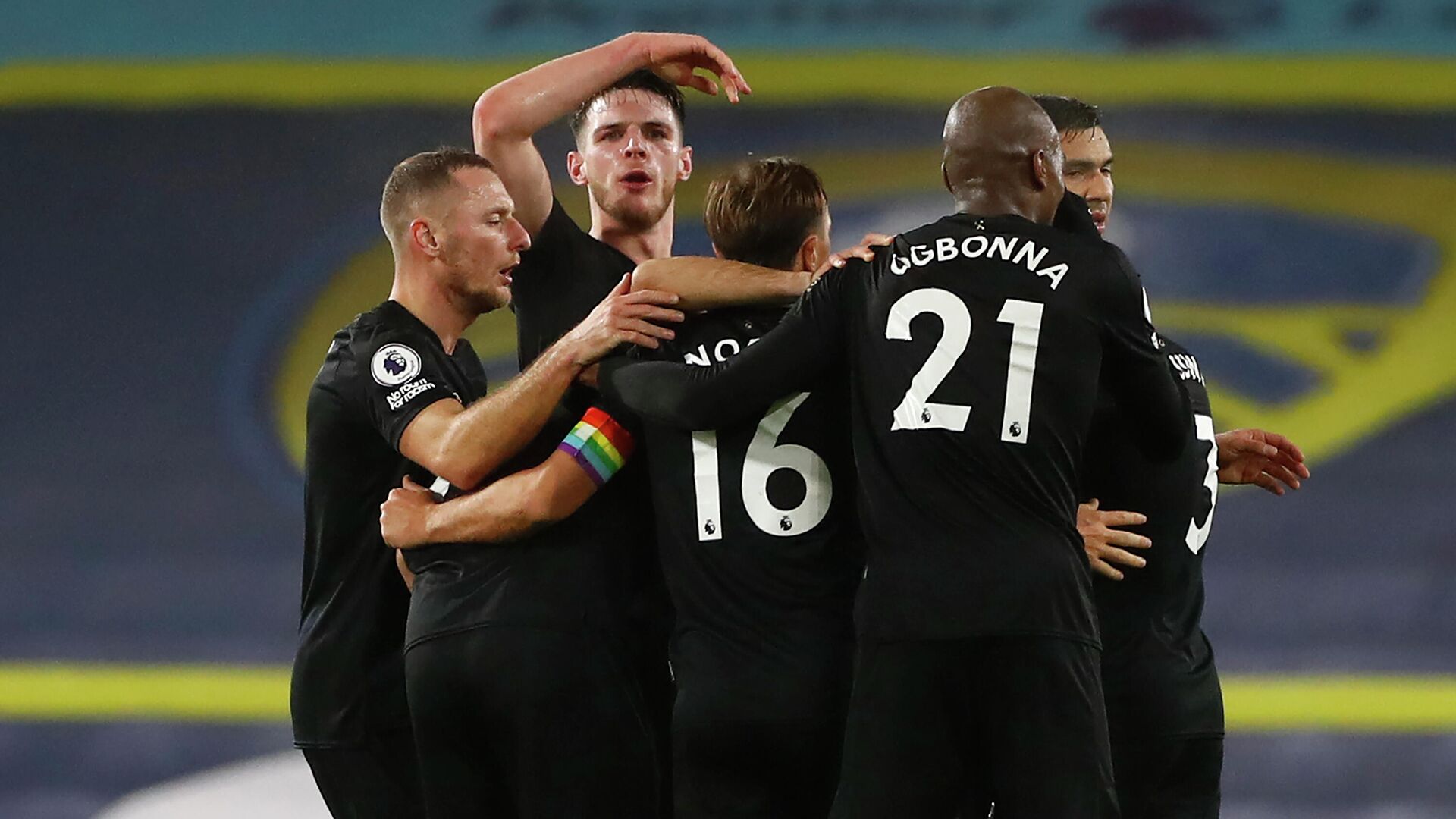 West Ham players celebrate their win on the pitch after the English Premier League football match between Leeds United and West Ham United at Elland Road in Leeds, northern England on December 11, 2020. - West Ham won the game 2-1. (Photo by JASON CAIRNDUFF / POOL / AFP) / RESTRICTED TO EDITORIAL USE. No use with unauthorized audio, video, data, fixture lists, club/league logos or 'live' services. Online in-match use limited to 120 images. An additional 40 images may be used in extra time. No video emulation. Social media in-match use limited to 120 images. An additional 40 images may be used in extra time. No use in betting publications, games or single club/league/player publications. /  - РИА Новости, 1920, 12.12.2020