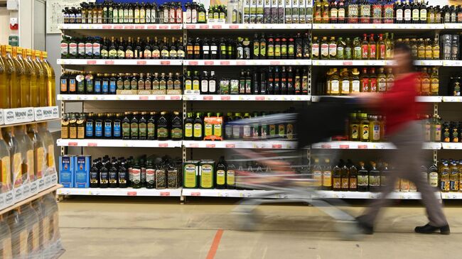 Бутылки с растительным маслом на полке магазина