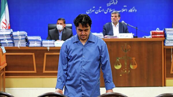 Руководитель новостного портала Амад Ньюз Рухолла Зам в зале суда в Тегеране, Иран. 2 июня 2020