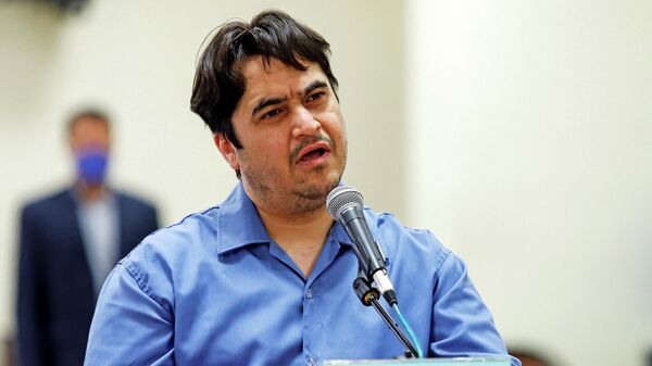Руководитель новостного портала Амад Ньюз Рухолла Зам в зале суда в Тегеране, Иран