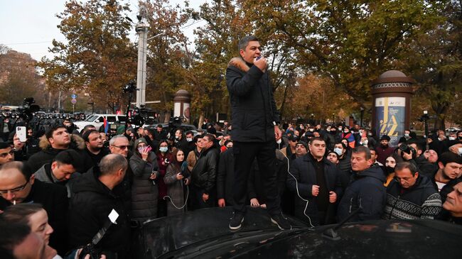Участники акции протеста оппозиции в Ереване