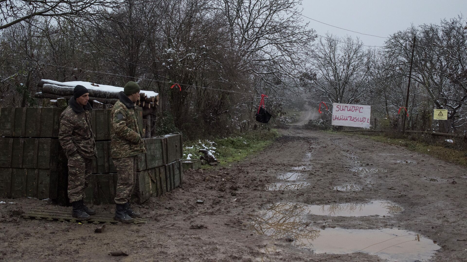 Военнослужащие армии обороны непризнанной Нагорно-Карабахской республики на одной из улиц в селе Тагавард Мартунинского района в Нагорном Карабахе - РИА Новости, 1920, 18.12.2020