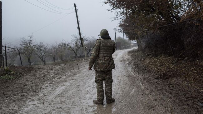 Военнослужащий армии обороны непризнанной Нагорно-Карабахской республики на одной из улиц в селе Тагавард Мартунинского района в Нагорном Карабахе