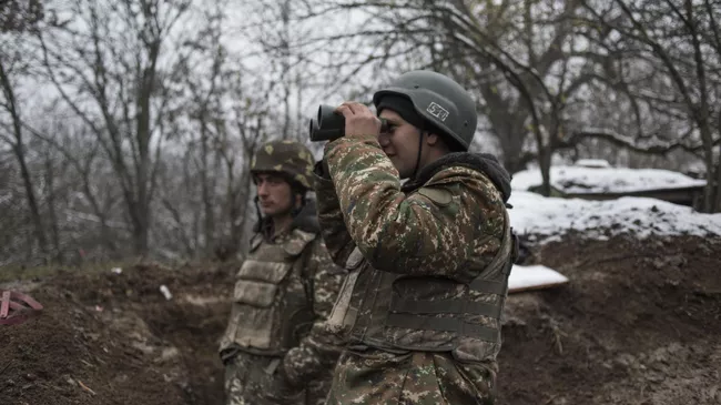 Военнослужащие армии обороны непризнанной Нагорно-Карабахской республики в селе Тагавард Мартунинского района в Нагорном Карабахе