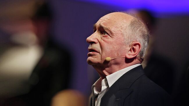 Актер Валентин Гафт во время выступления в музыкально-поэтической композиции с хором Владимира Минина Скажи, он дьявол или Бог...? Актер Валентин Гафт во время выступления в музыкально-поэтической композиции с хором Владимира Минина Скажи, он дьявол или Бог...?