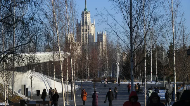 Посетители парка Зарядье в Москве