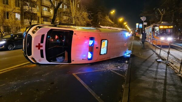 Автомобиль скорой помощи опрокинулся в результате ДТП на юго-западе Москвы