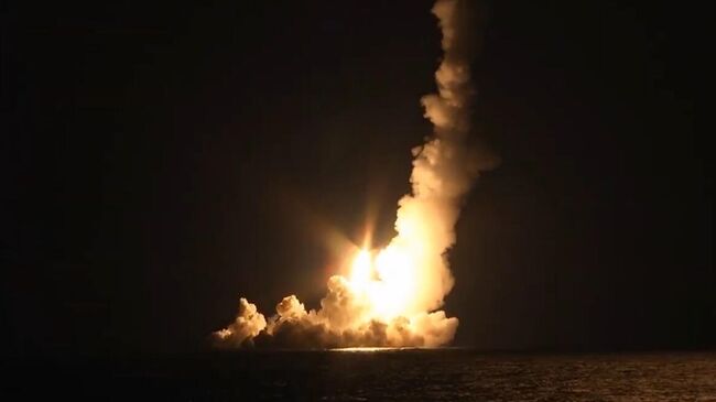 Залповый пуск четырех баллистических ракет Булава в рамках плановых мероприятий боевой подготовки Тихоокеанского флота из подводного положения с атомной подлодки Владимир Мономах в Охотском море