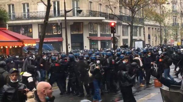 Полицейские разгоняют участников митинга в Париже 