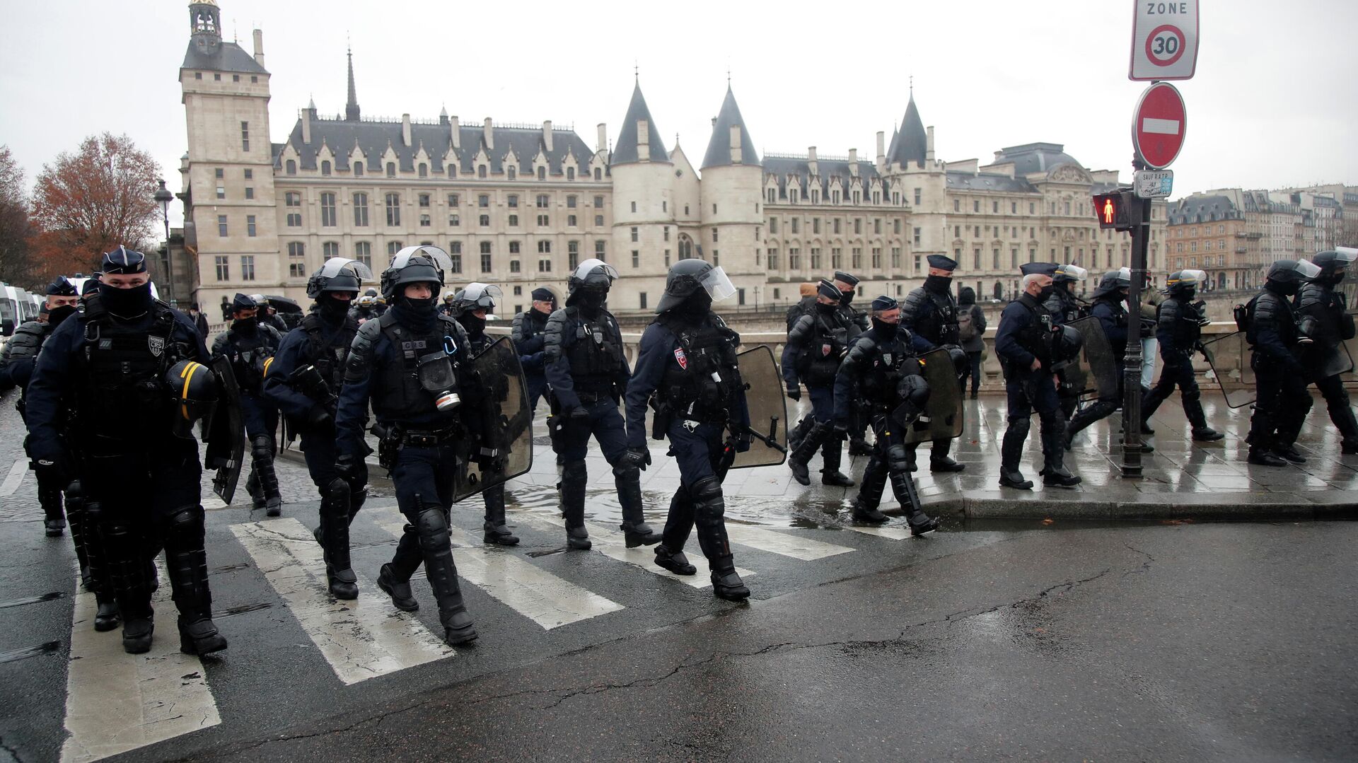 Сотрудники полиции во время акции против 24-й статьи законопроекта О глобальной безопасности в Париже, Франция - РИА Новости, 1920, 02.01.2021