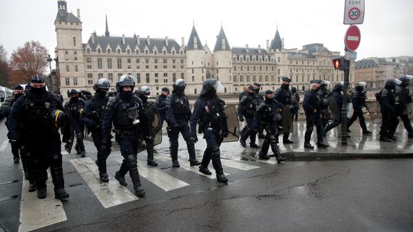 Сотрудники полиции во время акции против 24-й статьи законопроекта О глобальной безопасности в Париже, Франция