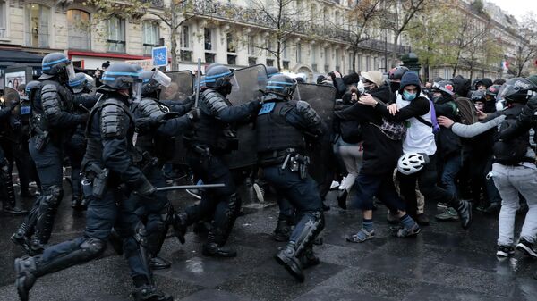 Драка между сотрудниками полиции и протестующими на акции против 24-й статьи законопроекта О глобальной безопасности в Париже, Франция