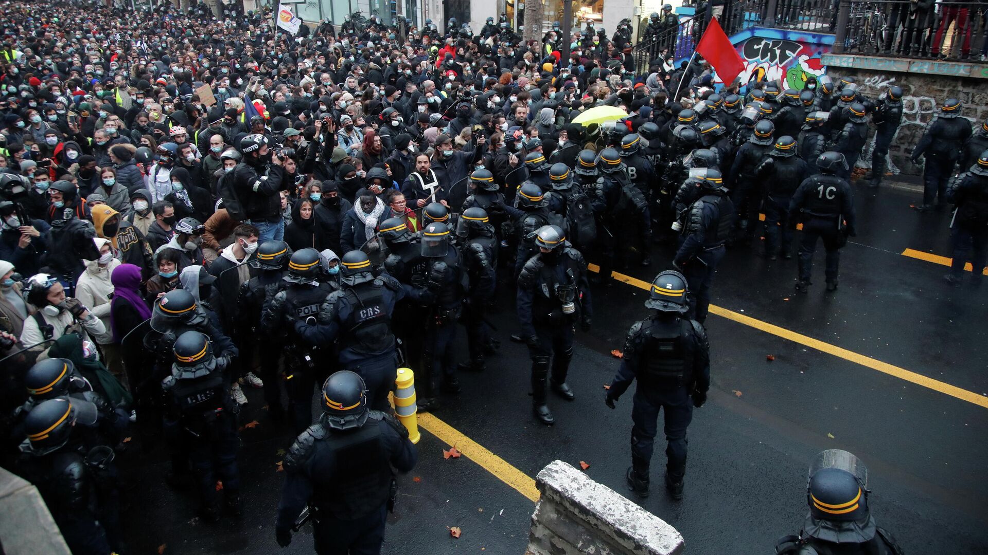 На протестной акции в Париже задержали более ста человек - РИА Новости, 12.12.20