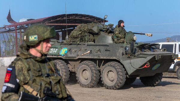 Бронетранспортер БТР-82А российских миротворческих сил на блокпосту в Лачинском коридоре