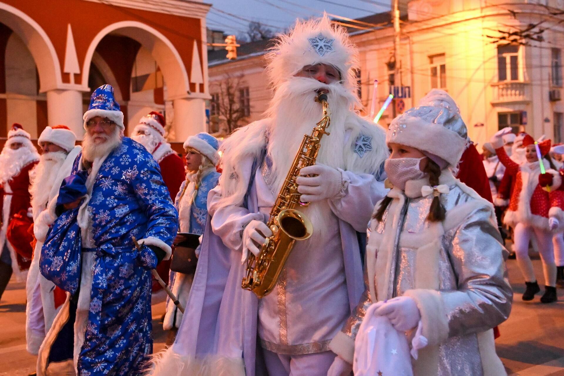 В Калуге прошел парад Дедов Морозов и Снегурочек  - РИА Новости, 1920, 12.12.2020