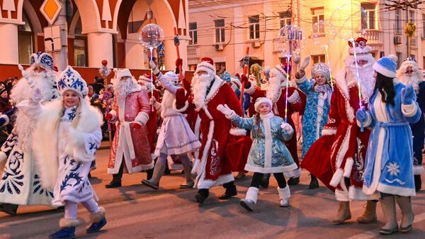 В Калуге прошел парад Дедов Морозов и Снегурочек 