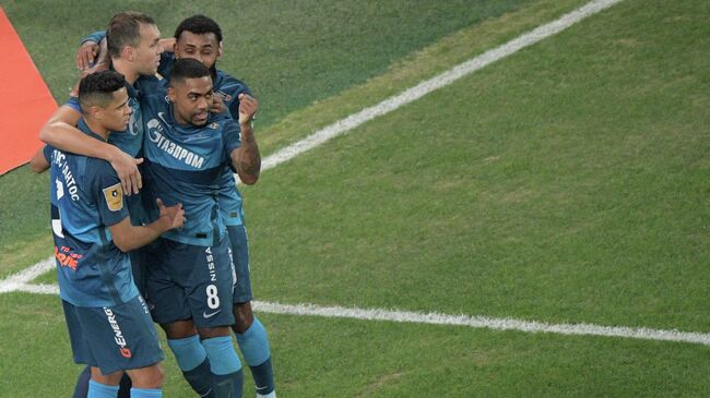 Игроки Зенита радуются забитому голу в матче 18-го тура чемпионата России по футболу среди клубов Премьер-лиги между командами ФК Зенит (Санкт-Петербург) и ФК Динамо (Москва).