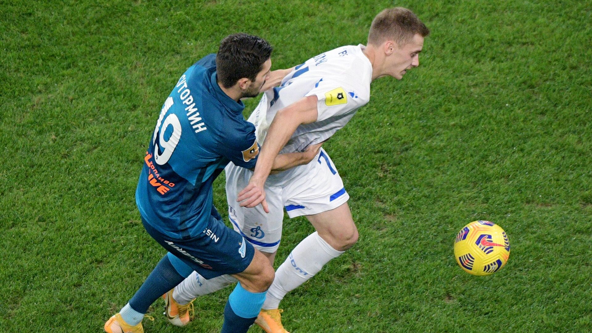 Игрок Зенита Алексей Сутормин (слева) и игрок Динамо Даниил Фомин в матче 18-го тура чемпионата России по футболу среди клубов Премьер-лиги между командами ФК Зенит (Санкт-Петербург) и ФК Динамо (Москва). - РИА Новости, 1920, 12.12.2020