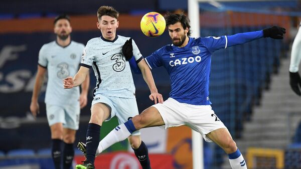 Chelsea's Scottish midfielder Billy Gilmour (L) vies with Everton's Portuguese midfielder Andre Gomes (R) during the English Premier League football match between Everton and Chelsea at Goodison Park in Liverpool, north west England on December 12, 2020. (Photo by PETER POWELL / POOL / AFP) / RESTRICTED TO EDITORIAL USE. No use with unauthorized audio, video, data, fixture lists, club/league logos or 'live' services. Online in-match use limited to 120 images. An additional 40 images may be used in extra time. No video emulation. Social media in-match use limited to 120 images. An additional 40 images may be used in extra time. No use in betting publications, games or single club/league/player publications. / 