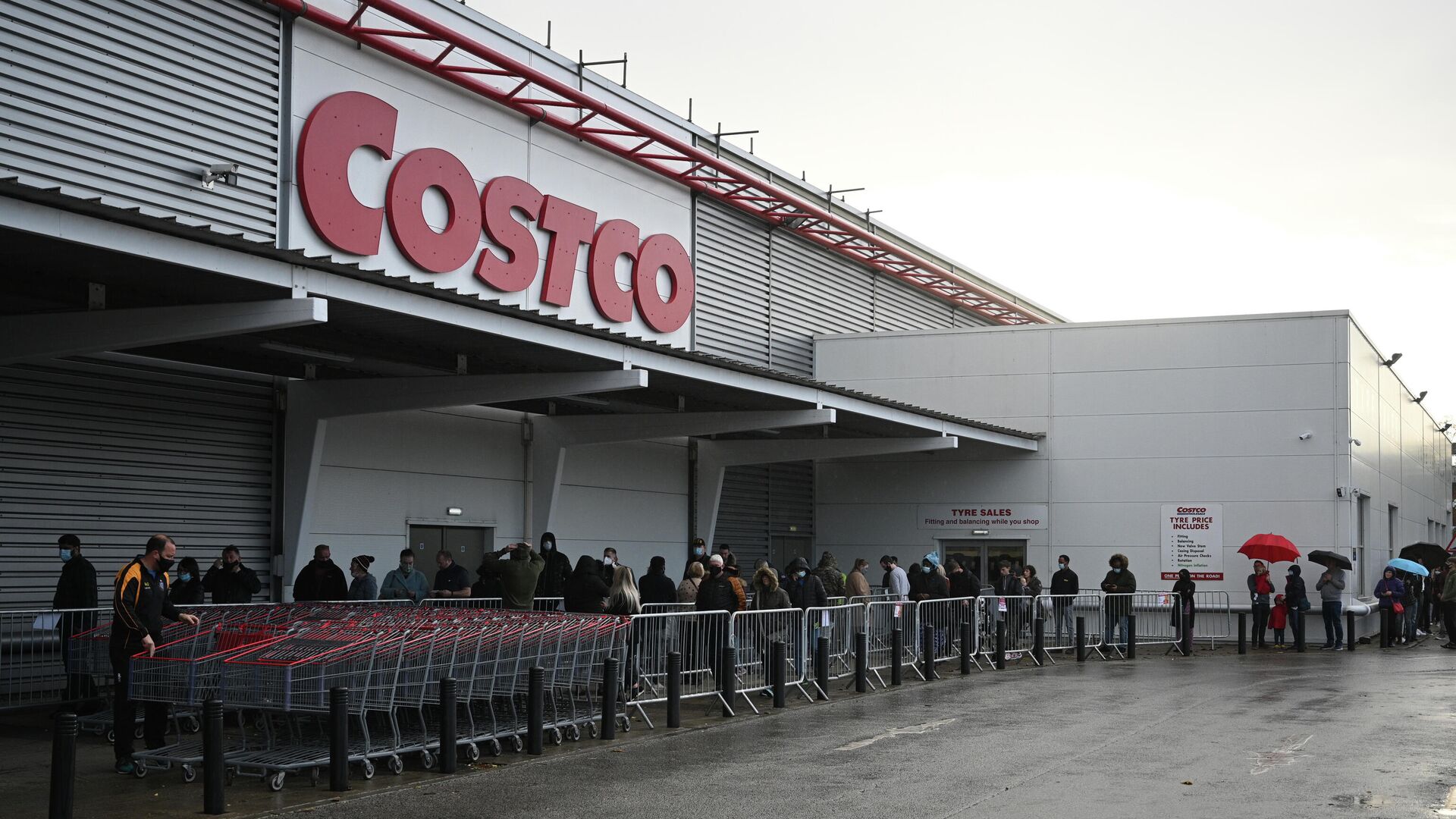 Очередь на вход в супермаркет Costco в Лидсе, Великобритания - РИА Новости, 1920, 13.12.2020