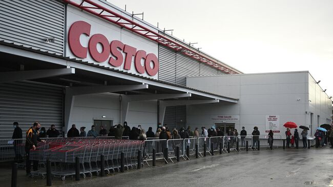 Очередь на вход в супермаркет Costco в Лидсе, Великобритания