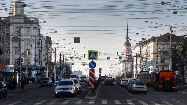 Автомобильное движение по улице Кирова в Калуге