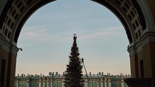 Украшение главной новогодней ёлки на Дворцовой площади в Санкт-Петербурге.
