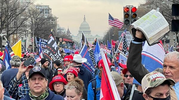 Участники акции в поддержку президента США Дональда Трампа в на одной из улиц в Вашингтоне