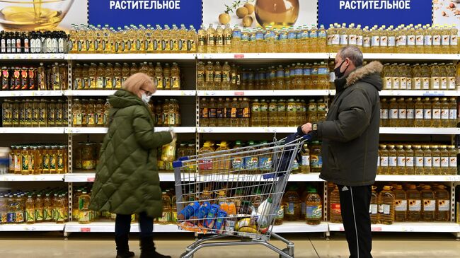 Бутылки с растительным маслом на полке магазина