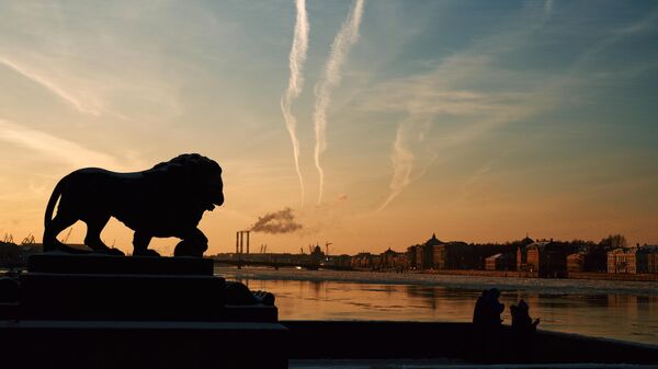 Люди на набережной в Санкт-Петербурге