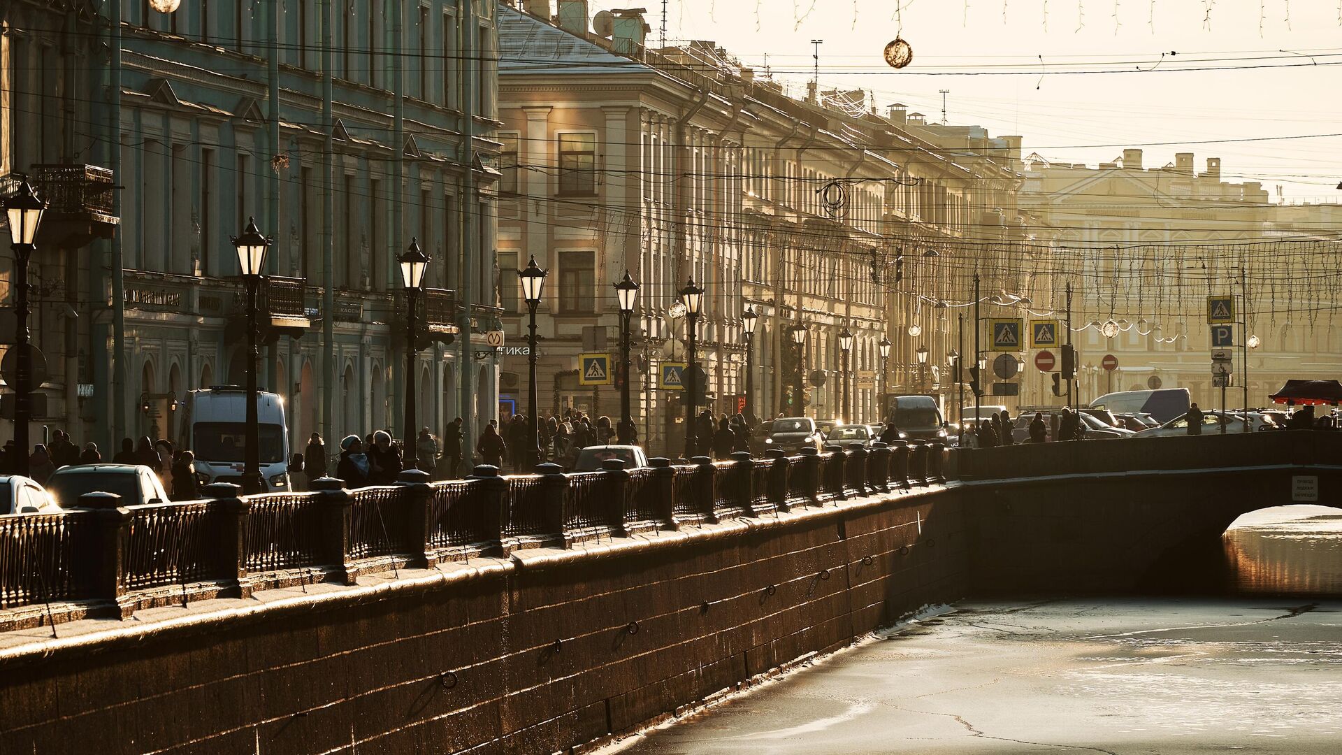 Вид на одну из набережных в Санкт-Петербурге - РИА Новости, 1920, 15.12.2020